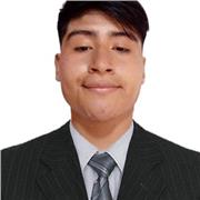 Estudiante de la carrera de Ingeniería Mecatrónica, que imparte clase de Matemáticas, a alumnos de secundaria
